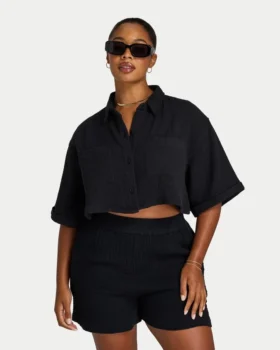 Camisa corta de resort para mujer – negra