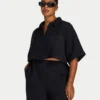 Camisa corta de resort para mujer – negra Camisa corta de resort para mujer – negra