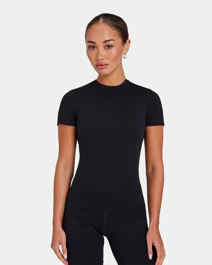 Camiseta básica para mujer – negra Camiseta básica para mujer – negra