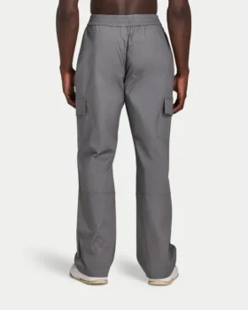 Pantalón cargo holgado y funcional para hombre