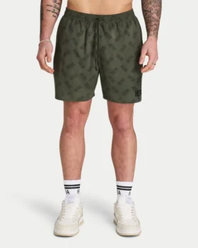 Pantalones cortos de hombre que cambian de color al contacto con el agua