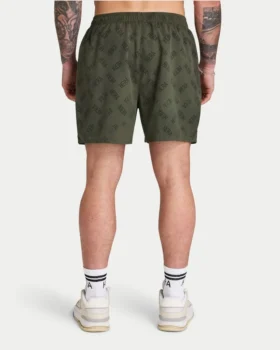 Pantalones cortos de hombre que cambian de color al contacto con el agua