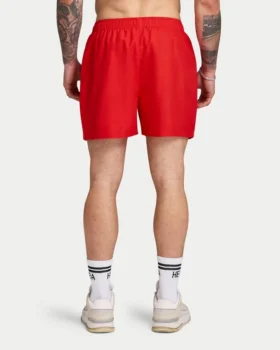 Pantalones cortos de hombre que cambian de color al contacto con el agua