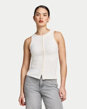 Parte de arriba con botones «Essentials» para mujer