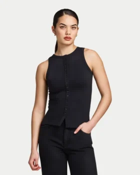 Parte de arriba con botones «Essentials» para mujer