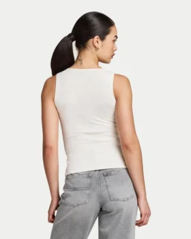 Parte de arriba con botones «Essentials» para mujer