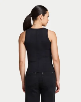 Parte de arriba con botones «Essentials» para mujer