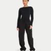 Partes de arriba de manga larga «Dual Wear» de la colección Essentials para mujer – negro Partes de arriba de manga larga «Dual Wear» de la colección Essentials para mujer – negro